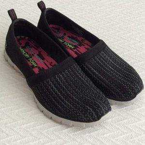 Women’s Skechers 8 with memory foam air cooled